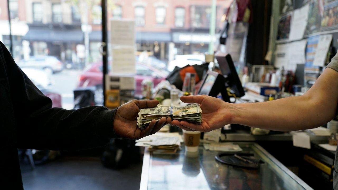 এখন থেকে কোনো খাদ্যদোকান বা খুচরা বিক্রেতা গ্রাহকের নগদ অর্থ গ্রহণে অস্বীকৃতি জানাতে পারবে না। ছবি: গ্রোক